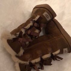 Beautiful Girl Uggs 100% Authentic Still Has Lots Of Potential! You Know Uggs Look Good When They Are Old. I’m Pretty Sure If You Get Some Ugg Cleaner They Would Look Brand Newwwww! Ugg Cleaner, Tan Uggs, Boots With Bows, Ugg Boots With Bows, Ugg Bailey Boots, Brown Uggs, Girl Uggs, Uggs With Bows, Bailey Bow Uggs