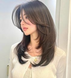 Slightly Layered Hair Shoulder Length, Long Layered Haircuts For Short Hair, Later Haircut Medium, Haircut For Medium Hair For Women, Layers Haircut Medium Length, Butterfly Cut Hair Long Layers, Mid Layers Haircut, Hair Cuts Short For Women, Short Hair Layered Cut Shoulder Length