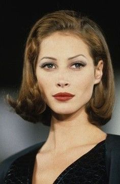 Christy Turlington 1990s Hairstyles, 90s Haircuts, 90s Makeup Look, 90s Models, Makeup Aesthetic, 90s Hairstyles, Models Makeup, Christy Turlington, Fluffy Hair