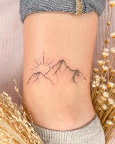 Mountain And Constellation Tattoo, Mountain Sun Tattoo Simple, Banff Tattoo Ideas, Mountain Sunrise Tattoo, Mountain Sunset Tattoo, Tattoo Montagne, Fine Line Mountain Tattoo, Tattoo Berge, Minimalist Mountain Tattoo