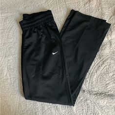 Nike The Athletic Dept Pants 100%Polyester Size Medium Black Never Worn Light Fleece Inside Drawstring Inside Nike Pants Outfit Women, Empires Pants, Basic Black Nails, Dream Pants, Gym Pants Women, Old Nikes, Nike Trackpants, Pants Nike, Nike Sweats