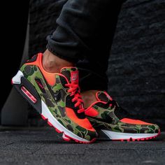 La Nike Air Max 90 atmos Reverse Duck Camo est disponible sur wethenew.com ➖ 📸 @yankeekicks Saucony Sneaker