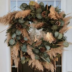 pampas christmas wreath Decorate With Pampas, Outdoor Christmas Wreaths, Christmas Decor Trends, Boho Christmas Decor, Xmas Table, Bohemian Christmas, Christmas Arrangements, Boho Christmas, Christmas Trends