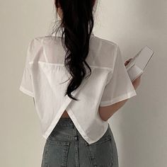 Open Back Shirt Outfit, Cool Shirts For Women, Blouse Korea, Oxford Comma, Backless Shirt, Open Back Shirt, High Waist Short, White Shirt Blouse, Linen Bottoms