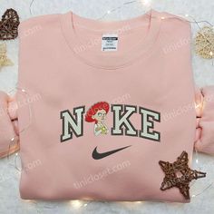 Introducing the Nike x Jessie Toy Story Embroidered Shirt, a must-have for Disney and fashion enthusiasts alike. This limited-edition shirt Cute Nike Sweatshirts, Pink Stuff To Buy, Kevin Minion, Nike Cartoon, Disney Character Shirts, Good Christmas Gifts, Nike Inspired, Comfy Sweatshirts, Masquerade Halloween