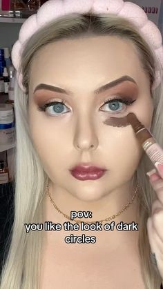 Courtney Worsham | How to Contour a Double Chin 🤪 #makeup #makeuptutorial #makeuplooks #contour #contourqueen #contouring #makeupoftheday #motd #makeupideas... | Instagram Double Chin Makeup, Liquid Contour, Contour Tutorial, Milani Cosmetics, Makeup Tips For Beginners, Double Chin, Cut Crease, Bronzer