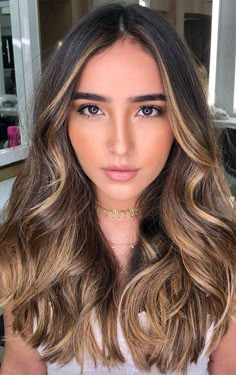 Best Hair Colours To Look Younger : Brunette with blonde look Front Highlights Brown Hair, Highlights For Dark Brown Hair, Hair Highlights And Lowlights, Subtle Balayage, Honey Brown Hair, Brunette Hair With Highlights, Dark Hair With Highlights, Brown Hair With Blonde Highlights, Beautiful Hair Color