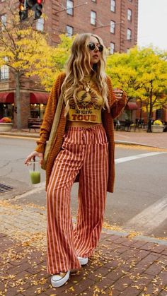 Warm Boho Outfits, Hippie Christmas Outfit, Fall Outfits Hippie, Winter Hippie Outfits Boho, Boho Winter Outfits Hippie, Thrifting Outfits, Green Cardigan Outfit, Boho Street Style, Outfit For Fall