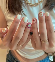 White Nails With Designs, Retro Nails, Subtle Nails, Grunge Nails, Casual Nails