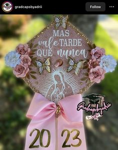 a pink and gold graduation cap with flowers on it that says mas que tarde que ummea