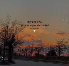 the sun is setting behind some trees with a sky in the background that says, hay personaas que son lugares favorites