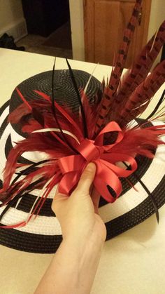 Kentucky Derby Hats Diy Ideas, Derby Hat Diy, Kentucky Derby Diy, Diy Kentucky Derby Hat, Diy Tea Party Hats, Hat Centerpieces, Kentucky Derby Party Hats, Derby Hats Diy Ideas