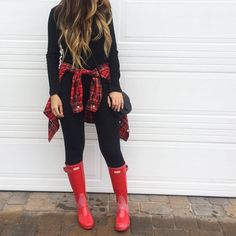 Red hunters California Brunette, Rainy Day Vibes, Outfit Rain, Rainboots Outfit, Womens Anorak Jacket, Red Rain Boots, Red Hunter, Rainy Day Fashion