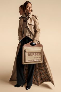 Burberry Trench Coat Aesthetic, Burberry Aesthetic, Burberry Summer, Autumn Shoot, Bella Gigi, Burberry Store, Fashion Pose, Burberry Style, Plaid Trench Coat