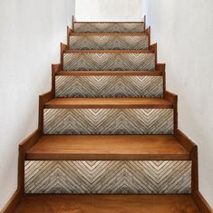 a set of stairs with carpet on the bottom