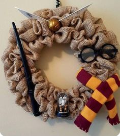 Harry Potter Wreath Diy, Christmas Harry Potter Decoration, Harry Potter Theme Christmas, Harry Potter Wreath, Door Crown, Hay Bale Art, Harry Potter Christmas Ornaments, Harry Potter Christmas Decorations, Gryffindor Scarf