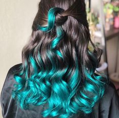 Curly Hair Colour Ideas Highlights, Exotic Hair Color, Peekaboo Hair Colors, Semi Permanent Hair Dye, Hair Color Unique, Semi Permanente, Hair Streaks