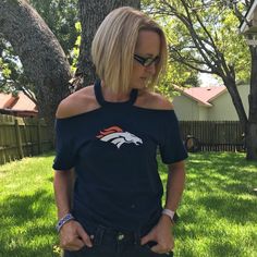 Denver Broncos NFL Tebow Custom Off The Shoulder Halter Upcycled TShirt - size Small Cut Up Tees, Tee Shirts Diy, Cut Tshirt Diy, Cut Up T Shirt, Cut Hoodies, Cut Shirt Designs, Upcycled Tshirt, Diy Cut Shirts, Shirt Makeover