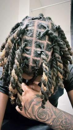 Dreadhead Styles Men, 4c Dreads Men, 2 Strand Locs Men, 2 Strand Twist Locs Style Men, 2 Barrel Twist Dreads Men, 4c Locs Styles, Dyed Dreads Men Tips, Hair Color Ideas For Locs, Dredlocs Style Men