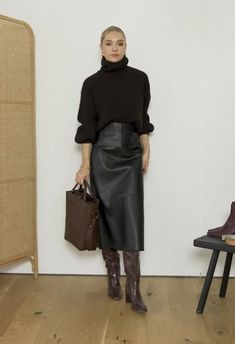 2024 Skirt Outfits Guide: Embrace Every Season with Style Black Leather Skirt Outfit, Skirts And Boots, Midi Leather Skirt, Long Leather Skirt, Rok Outfit, Chique Outfit, Midi Skirt Outfit