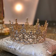 Crowns Aestethic, Gold Crown Aesthetic Queen, Royalty Aesthetic Crown, Royal Astethics, The Queen Archetype Aesthetic, Pagent Girl Aesthetic, Queen Astethic, Queen Crown Aesthetic, Coronas Aesthetic