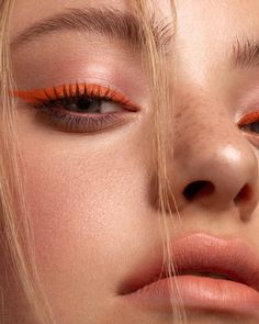 Beauty Fotografie, Fashion Editorial Makeup, Eyeliner For Hooded Eyes, Editorial Vogue, Eyeliner Color, Orange Makeup, Fashion Beauty Photography, Makeup Tip, Beauty Makeup Photography