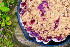 a pie sitting on top of a blue plate covered in crumbled toppings