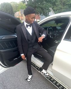 Black Prom Suits For Guys, Guys Prom Outfit, Black Prom Suits, Suits For Guys, Fits For Guys, Suits And Sneakers, Graduation Suits, Prom Suits For Men