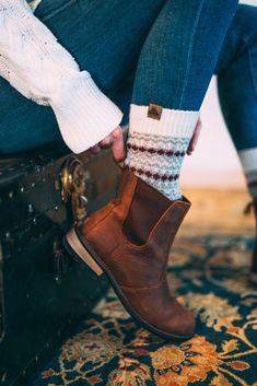 Kodiak Boots, Boots And Socks, Legging Outfit, Cozy Sweaters Autumn, Shoe Ideas, Mode Casual, Comfy Sweaters, Winter Mode, Boots Fall