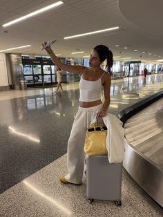 Airport Aesthetic Outfit Summer, Airport Suitcase Aesthetic, Airport Inspo Pics, Class Trip Outfit, Vacation Outfits Dubai, Florida In December Outfits, Airport Fits Summer, Airport Fits Aesthetic, Air Port Outfit Ideas