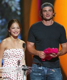 Kristin Kreuk and Tom Welling at the 2004 Teen Choice Awards ✨ #cinema #movies #actors #cinema #hollywood Smallville Clark Kent, Tom Welling Smallville, Bad Clothing, Kristen Kreuk, Super Boy, Lana Lang, Tom Welling, Kristin Kreuk, Teen Choice Awards