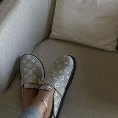 Lv Slippers, Women Slippers Fashion, Mode Zara, Dressy Sandals, Cute Slippers, Fashion Shoes Flats, Shoe Inspiration