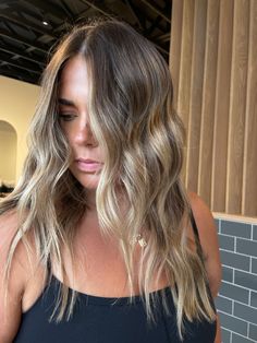 Hair Brunette With Shadow Root, Fall Blonde Root Melt, Rooted Lived In Blonde, Lived In Blonde Ash, Shadow Root Lowlights Blonde, Dark Blonde With Shadow Root, Shadow Root With Lowlights, Icy Blonde Highlights On Brown Hair, Dirty Blonde Brunette Hair