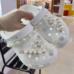 Crocs With Charms, Croc Shoes, Crocs Charms, White Crocs, Pretty Sneakers, Crocs Fashion, Dr Shoes, Preppy Shoes, Pretty Shoes Sneakers