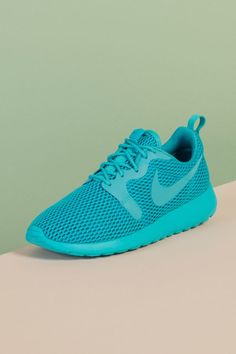 The streetwear-classic Nike Roshe One gets a mesh makeover. Wear it wherever the everyday takes you (with or without socks), for a lightweight, super breathable shoe. Nike Shoes Running, Cheap Nike Shoes, Sports Shoes Outfit, Nike Shoes Outfits, Free Runs, Shoes Outfit Fashion