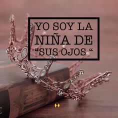 a crown sitting on top of a book with the words yo soy la ninja de sus ojos