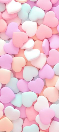 many pink and white hearts are scattered together