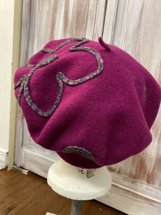 Vintage fuchsia wool beret - pretty with lilac and gray flower-shaped ribbon and warm superb spring winter hat - head circumference 23 STrechy - made in Canada Wool Berets, Grey Flowers, Caps Hats, Lilac, Accessories Hats, Winter Hats, Art Collection, Bathing Beauties, Wool