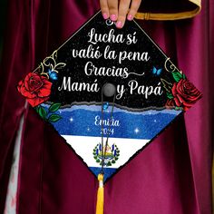 a graduate's cap is decorated with flowers and the words, such as in spanish