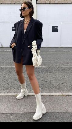 Cream Boots Outfit, White Boots Outfit, White Combat Boots, Playsuits Outfit, Cream Boots, Winter Boots Outfits