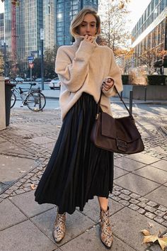 Fun Work Outfits Women, Warm Skirt Outfits, Slow Business, Rok Outfit, Black Skirt Outfits, Skirt Tulle, Long Skirt Outfits, Winter Skirt Outfit, Rock Outfit