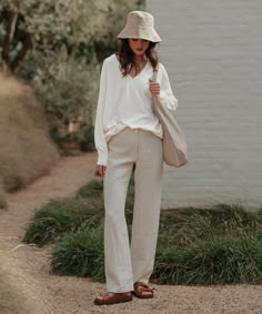 Linen Bucket Hat Natural Inspired by fisherman styles, our elevated take on the classic bucket hat is the summer’s definitive beach bag essential. 100% linen. Made in Portugal. | Jenni Kayne Women's Linen Bucket Hat Size Small/Medium Sunhat Outfit, Chic Travel Outfit, Bucket Hat Outfit, Beach Bag Essentials, Staple Shoes, Summer Hats For Women, Sandals Outfit, Jenni Kayne, Slip Dresses