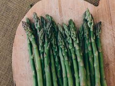 asparagus spears on a cutting board ready to be cooked