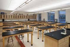 an empty classroom with many desks and chairs