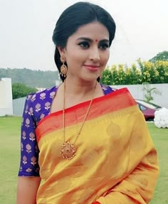 Designer Saree Look, Neck Blouse Designs, Blouse Designs High Neck, Saree Blouse Neck Designs, Sari Blouse Designs, Silk Saree Blouse Designs, Simple Blouse Designs, Blouse Designs Silk, High Neck Blouse