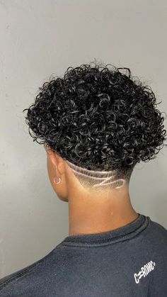 Curly Hair Men Haircut Design, Low Fade Curly Hair, Undercut Curly Hair, Fade Haircut Designs, Fade Haircut Curly Hair, Taper Fade Curly Hair, Undercut Hairstyles Women, Curly Hair Fade, Shaved Hair Designs