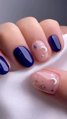 Simple Light Nails, Floral Manicure Ideas, Super Short Nails Ideas Simple, Nails Round Short, Short Nails Design Ideas 2024 Summer, Round Short Nails, Acrylic Nail Designs Short, Simple Flower Nails, January Nail Ideas