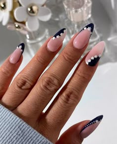 Black french top with white flowers!!! Spring Flower Nail Art, Blue Spring Nails, Spring Nail Polish Colors, Navy Nails, Nails Flower, Navy Blue Nails, Graduation Nails, Formal Nails, Casual Nails