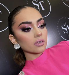 Dark Pink Dress Makeup, Pink Halo Eye Makeup, Pink Dress Makeup, Makeup Social, Halo Eye Makeup, Bright Eye Makeup, Going Out Makeup, Barbie Makeup