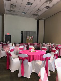 the banquet room is decorated with pink and white linens